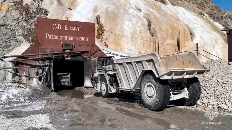 Nach Tragödie in Goldmine: Verschüttetensuche eingestellt Spezialisten hatten zuletzt einen 70 Meter langen Tunnel gebohrt, um an die Verschütteten in rund 120 Metern Tiefe zu kommen.