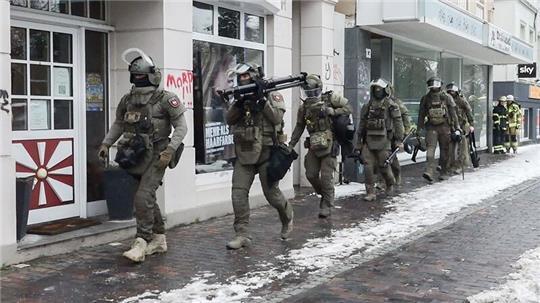 Spezialisten treten in Verhandlung mit einem Mann, der sich in einem Hotelzimmer verschanzt hat.