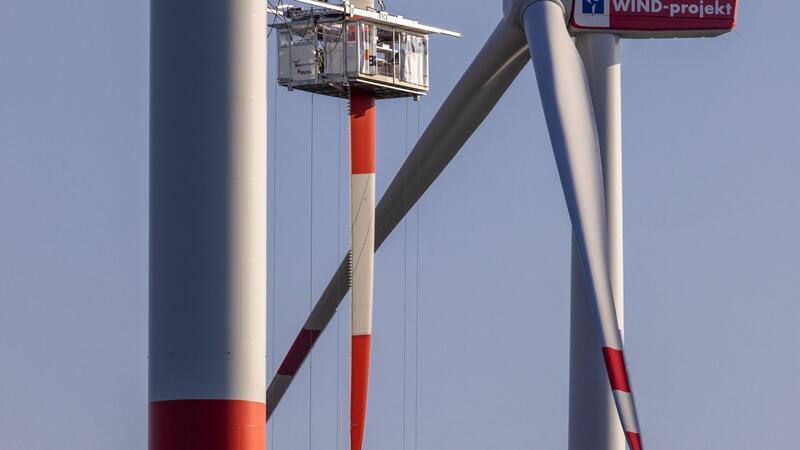 Windanlagenbauer Nordex schreibt operativ schwarze Zahlen Spezialisten warten von einer Gondel aus ein Rotorblatt an einer Nordex-Windkraftanlage des Betreibers Wind-Projekt.