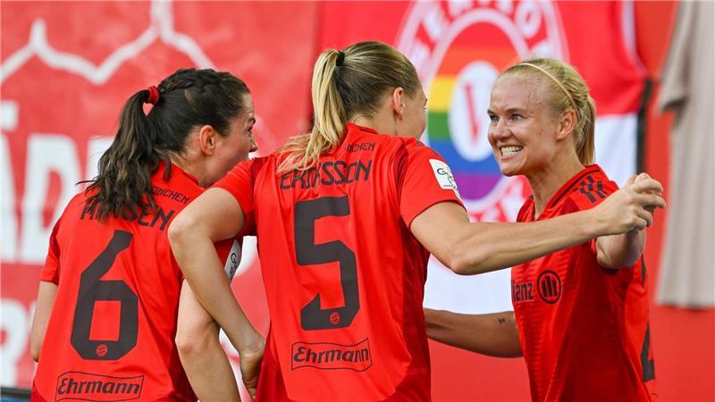 Bayern-Frauen feiern Meister-Hattrick - „Fühlt sich mega an“ Spezialistin für Doubles: Pernille Harder (r.)