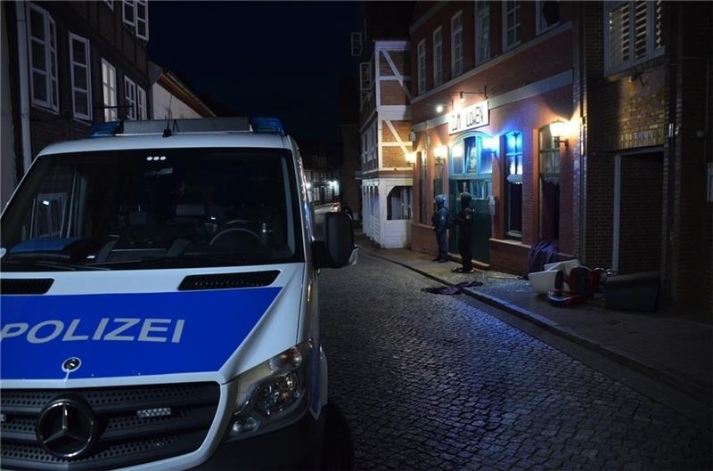 Spezialkräfte der Bereitschaftspolizei sichern die Bar in der Steilen Straße. Foto: Bohmbach