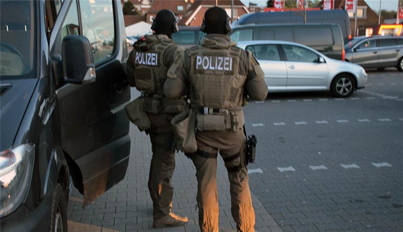 Geldwäsche, Drogenhandel, Schutzgelderpressung: Schlag gegen Clan-Kriminalität in Stade Spezialkräfte der Polizei beim Einsatz vor Ort. Polizei und Staatsanwaltschaft ist am Sonntag ein großer Schlag gegen die Clan-Kriminalität in Stade gelungen. Fotos: Polizei