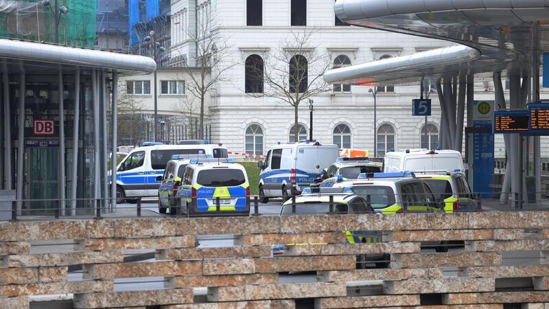 Nach Polizeieinsatz: Festgenommener kein Ex-RAF-Terrorist Spezialkräfte der Polizei haben im Wuppertaler Hauptbahnhof einen Mann aus einem Zug geholt und festgenommen.