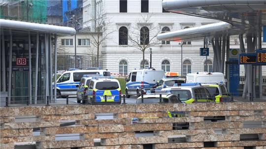 Spezialkräfte der Polizei haben im Wuppertaler Hauptbahnhof einen Mann aus einem Zug geholt und festgenommen.