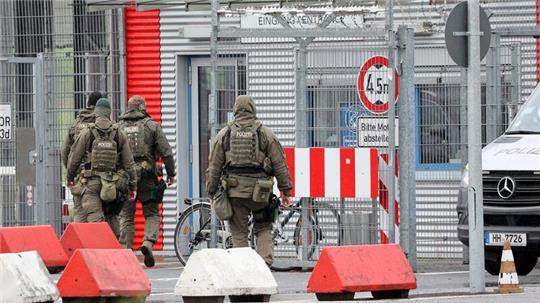 Spezialkräfte der Polizei sind am Flughafen im Einsatz.