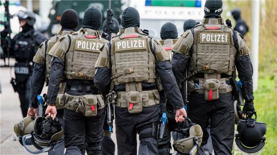 Spezialkräfte der Polizei waren an Wulmstorfer Straße im Einsatz (Archivbild).