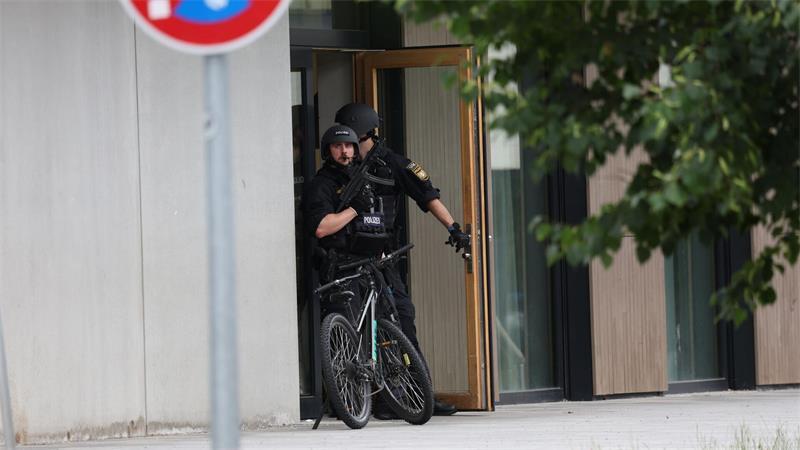 Spezialkräfte durchsuchen die Schule.