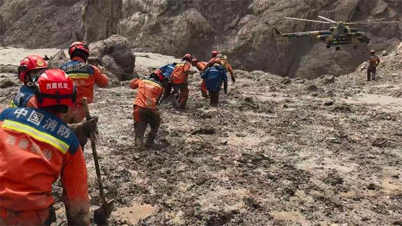 Massengräber in Nepal stoßen auf Kritik - Suche geht weiter Spezialteams aus China und Indien suchen an einem Tunnel nach Opfern.