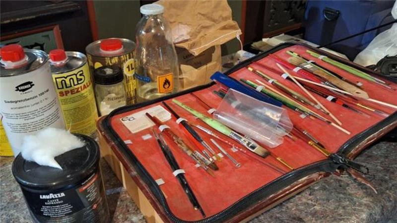 Spezialtinkturen, Pinsel und vieles mehr - das Werkzeug der Restauratoren, das mit größter Behutsamkeit an der Empore der St.-Severi-Kirche eingesetzt wird, ist umfangreich.