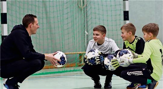 Speziell auf den Torhüter-Nachwuchs abgestimmtes Training bietet Ex-Oberliga-Keeper Hendrik Lemke auch für Marlon Klar, Tammo Meierdierksund Gustav Riedel an. Foto: Krause