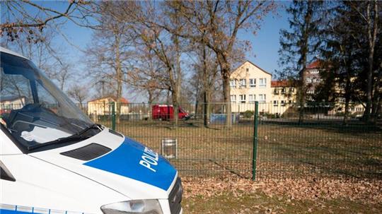 Speziell ausgebildete Einsatzkräfte haben die Schule in Petershagen durchsucht.