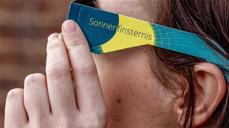 Spanien im Finsternis-Fieber: Balkonplätze für 700 Euro Spezielle Sonnenbrillen für die Beobachtung einer Sonnenfinsternis sind für wenige Euro zu haben.