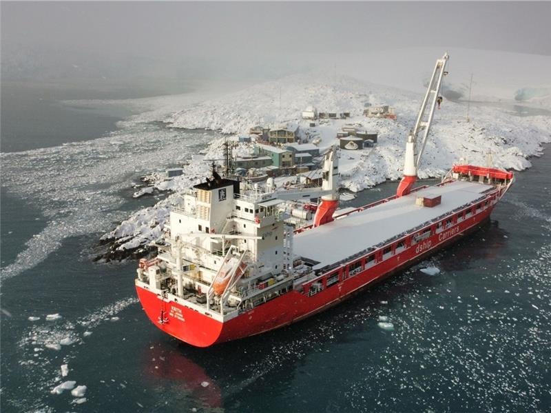 Spezieller Einsatz in der Antarktis: Die Keith brachte Forscher, Lebensmittel und Wohncontainer zur US-Forschungsstation „Palmer Station“. Fotos: BF Shipmanagement