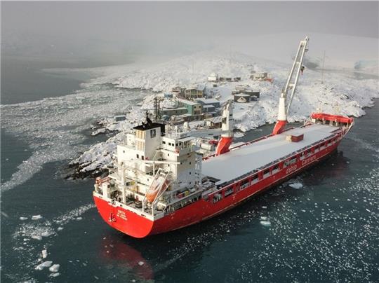 Spezieller Einsatz in der Antarktis: Die Keith brachte Forscher, Lebensmittel und Wohncontainer zur US-Forschungsstation „Palmer Station“. Fotos: BF Shipmanagement