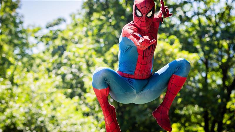 Spider Man springt durch den Jacob-Teitel-Park in Berlin.