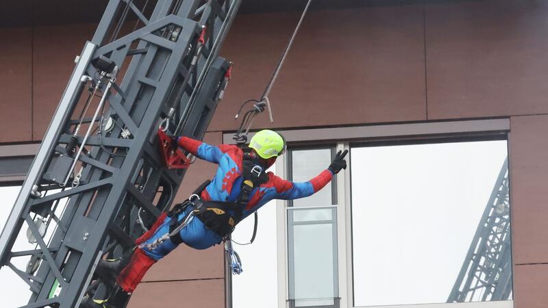 Spiderman begrüßt die Kinder der Krankenstation im SRH Waldklinikum in Gera.