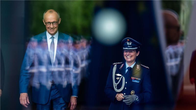 Bilder des Tages Spiegelung vor dem Kanzler