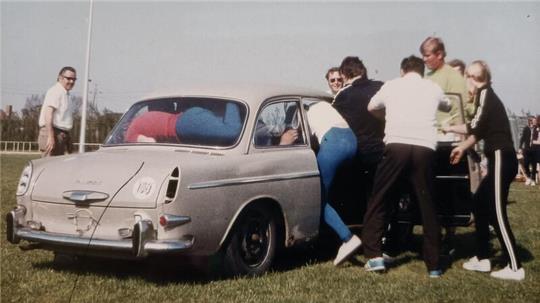 Spiel ohne Grenzen 1974: Wie viele Leute passen in den VW 1500 aus den 60er Jahren?