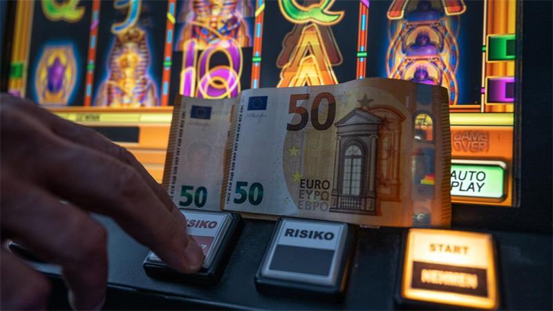 Spielautomaten und Bargeld werden von der Polizei sichergestellt. (Symbolbild)