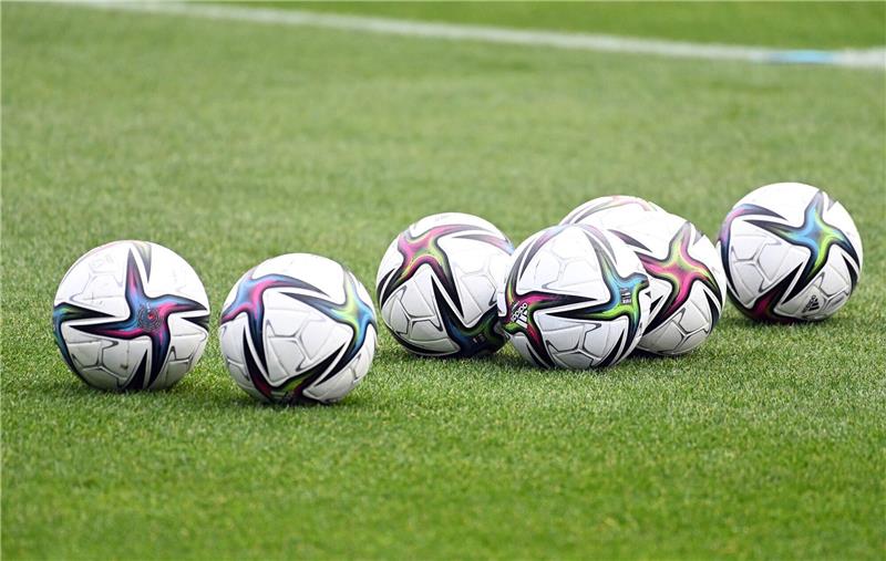 Miese Stimmung beim TSV Holvede-Halvesbostel Spielbälle liegen auf dem Rasen.
