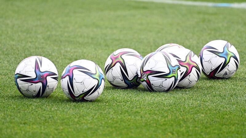 Bremer Verbandschef: Spieltags-Absage „Zeichen, Mahnung“ Spielbälle liegen auf dem Rasen.
