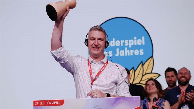 Spiele-Autor Florian Sirieix erhielt die Auszeichnung in der Kategorie „Kinderspiel des Jahres 2026“ für „Die Insel der Mookies“.
