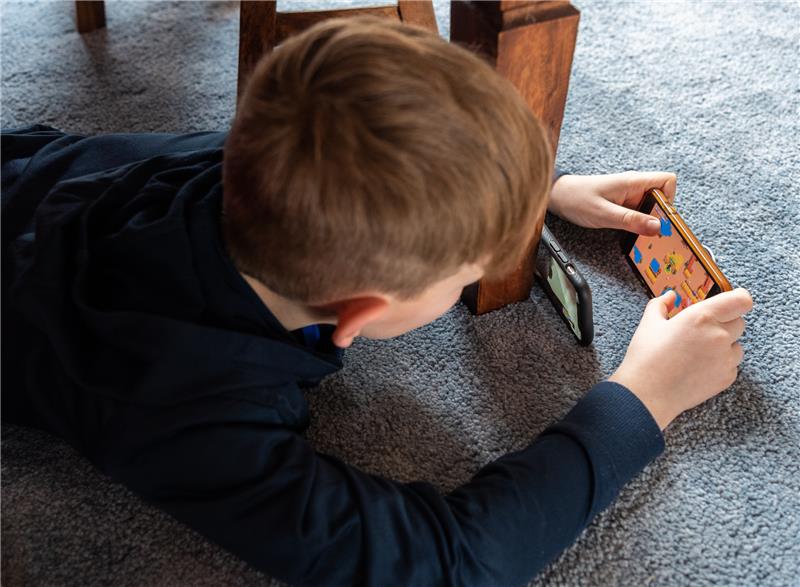 Kostenfalle bei Spiele-Apps: So sollen Kinder und Jugendliche geschützt werden Spiele auf dem Handy können ins Geld gehen. Foto: dpa