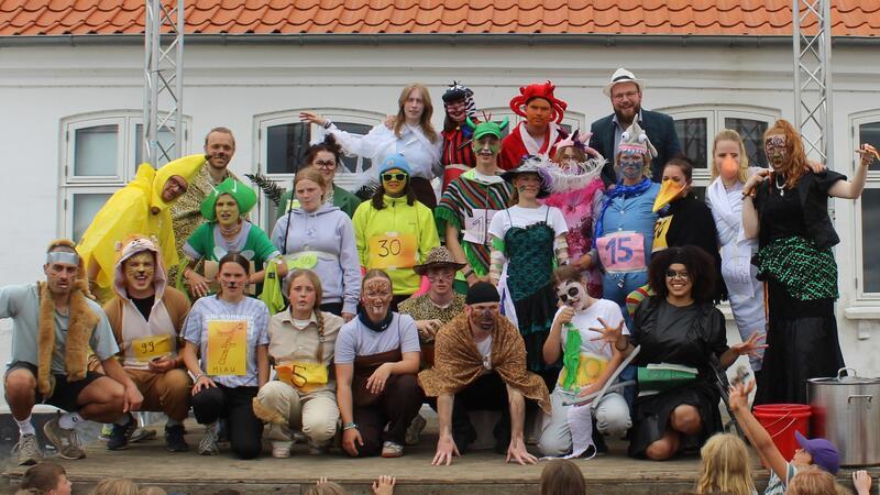 120 Jugendleiter betreuen etwa 400 Kinder und Jugendliche in drei Sommer-Camps Spiele und Spaß - wie hier auf der Bühne vor dem Haupthaus - gehören zum Sommer-Camp in Lille Bodskov.