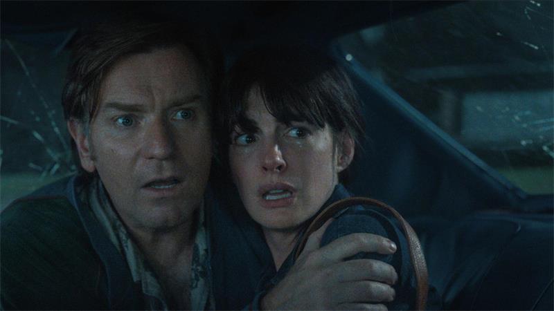 „The End of Oak Street“: Anne Hathaway kämpft gegen Dinos Spielen ein Ehepaar, das zusammenhalten muss: Ewan McGregor und Anne Hathaway.