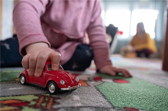 Spielen ist für Kinder nicht nur eine Freizeitbeschäftigung. Spielend entdecken sie die Welt und lernen fürs spätere Leben. Wie hat Corona das verändert? Foto: Sebastian Gollnow/dpa