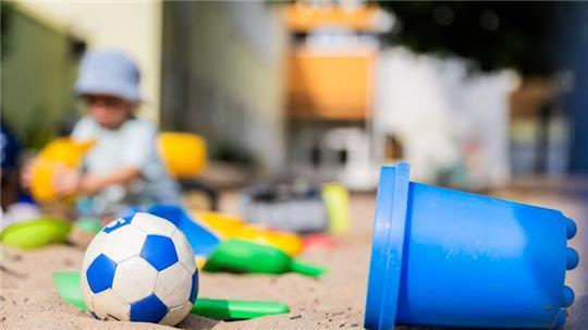 Spielende Kinder in den Stader Kitas wird man im Sommer künftig drei Wochen lang nicht sehen. Bislang gab es nur zwei Wochen Schließzeit.