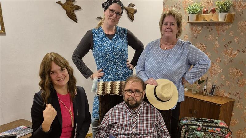 De Ostedoler spielen das Stück „Dat harr so scheun sien kunnt“ Spieler Daniela Mahler, Petra Peters, Ann-Cathrin Vollmers und Jörg Nitsch.