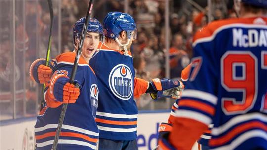 Spieler der Edmonton Oilers, Ryan Nugent-Hopkins (l-r), Leon Draisaitl und Connor McDavid feiern nach einem Tor.