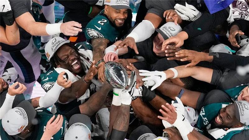Spieler der Philadelphia Eagles feiern mit der Vince Lombardi Trophy nach dem Sieg im Super Bowl.