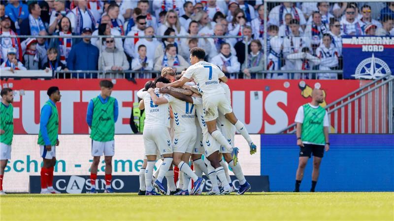 Spieler des 1. FC Magdeburg bejubeln einen Treffer in Kiel. 