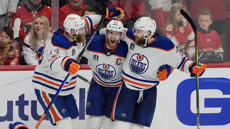Edmonton Oilers verkürzen weiter in Stanley-Cup-Finals Spieler des Spiels war Connor McDavid (M.), der an vier Toren der Oilers direkt beteiligt war.