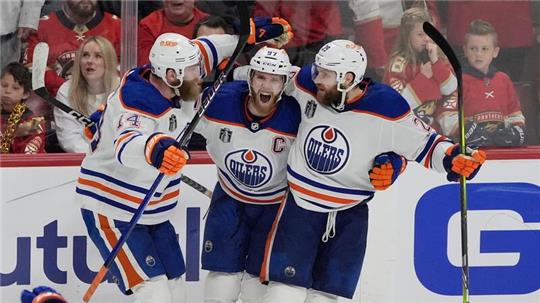 Spieler des Spiels war Connor McDavid (M.), der an vier Toren der Oilers direkt beteiligt war.
