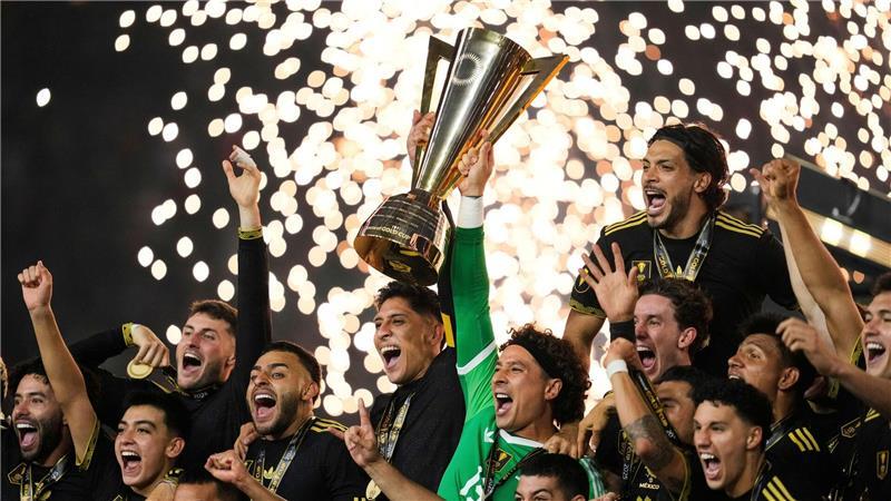 Bilder des Tages Spieler und Betreuer aus Mexiko feiern nach dem Sieg im CONCACAF-Gold Cup-Spiel gegen USA