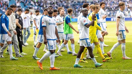 Spieler von 1. FC Magdeburg bedanken sich nach dem Spiel bei den Zuschauern.