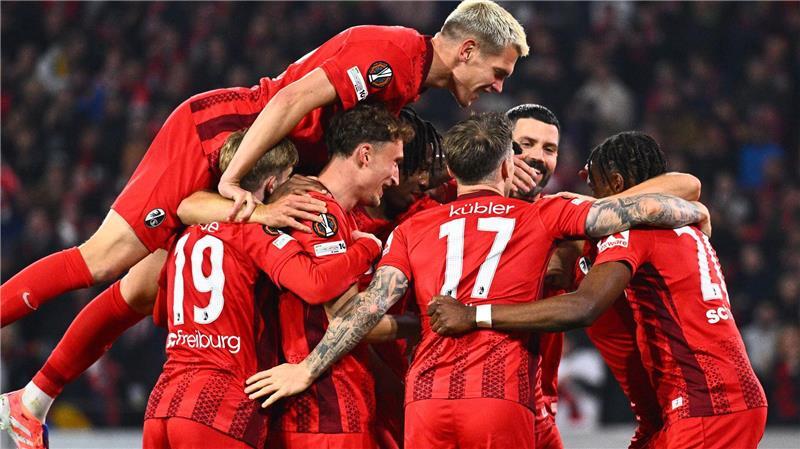 Bilder des Tages Spieler von Freiburg feiern den Treffer zum 2:0 gegen den FC Basel während der Europa League.