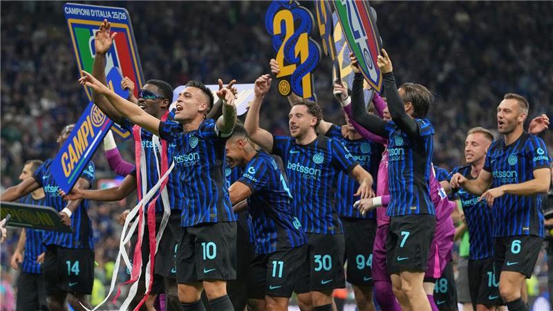 Spieler von Inter Mailand feiern den Gewinn ihrer 21. Meisterschaft.