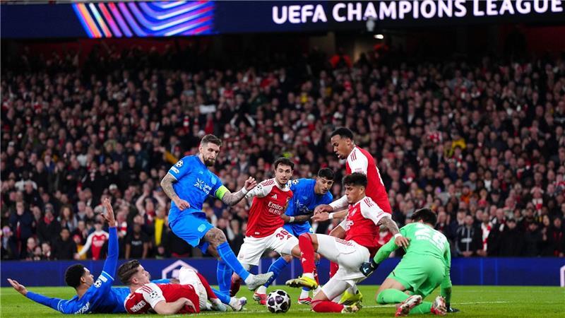 Spieler von Leverkusen und Arsenal rangeln im Torraum.