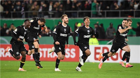 DFB-Pokal: FC St. Pauli gelingt Revanche gegen Hoffenheim Spieler von St.Pauli jubeln nach dem Sieg im Elfmeterschießen.