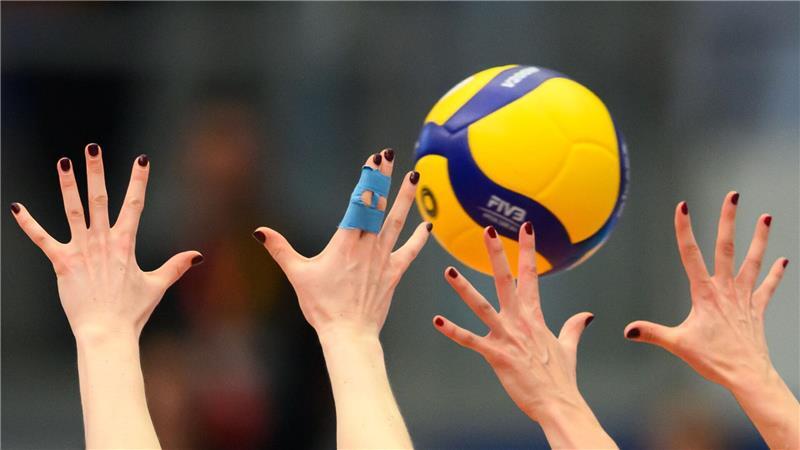 Spielerinnen versuchen, den Ball zu blocken.