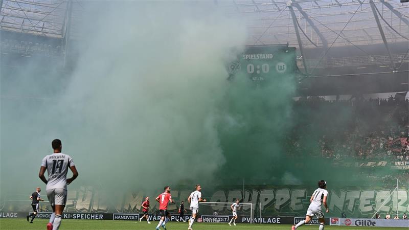 1:0 beim Nachbarn: Wolfsburg schafft ersten Zweitliga-Sieg Spielfeld im Nebel: Fans von Hannover 96 zünden beim Heimspiel gegen den VfL Wolfsburg Pyrotechnik.