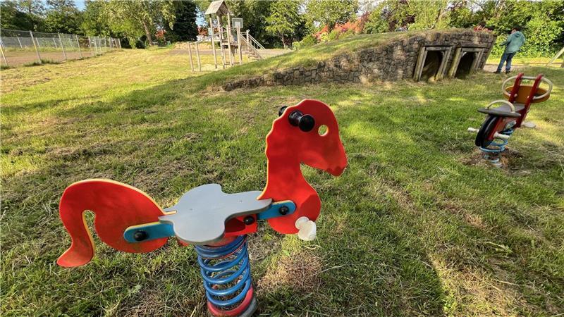 Spielgeräte für kleine Kinder und viel Platz prägen das Gelände heute.