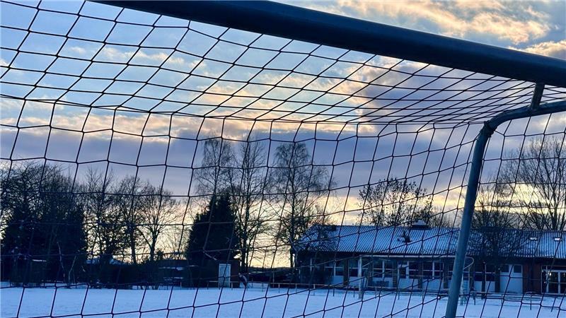 Spielpause auf den Fußballplätzen. Wie hier im Alten Land rollt der Ball auf Schnee nicht.