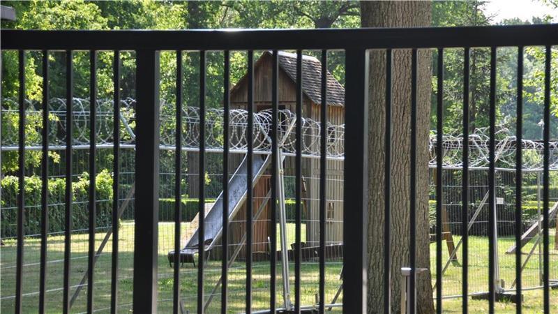 Ex-RAF-Terroristin: Klette kritisiert Prozess in umgebauter Reithalle Spielplatz hinter Stacheldraht. In Eitze gibt es hohe Sicherheitsauflagen.
