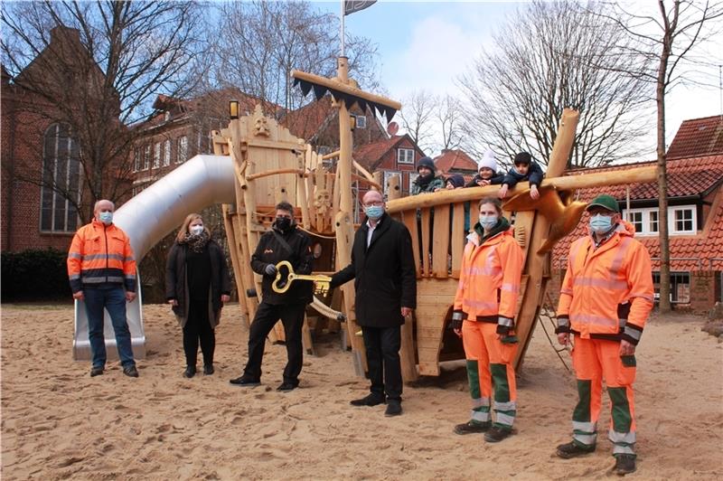 Spielschiff-Freigabe : Sönke Hartlef, Bürgermeister der Hansestadt Stade (Vierter von links), nimmt den symbolischen Schlüssel entgegen. Foto: Hansestadt Stade