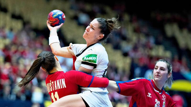 Spielt mit den DHB-Frauen um den Gruppensieg: Emily Bölk (M).